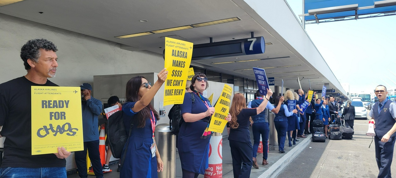 Flight attendants on the picket line at LAX.  | Staff/Fight Back! News